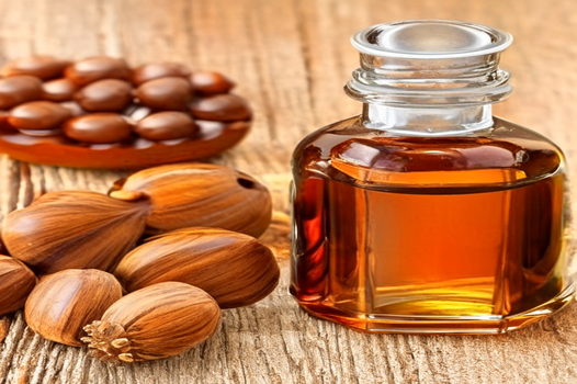 What are the benefits of hazelnut oil to the skin?